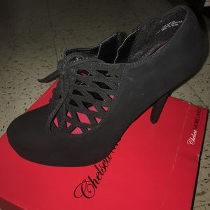 Cute Black ankle booties with 4in heel